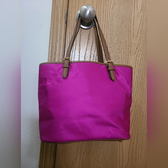 Michael Kors Jet Set fuchsia multi pocket shoulder bag purse with charm - Picture 5 of 5